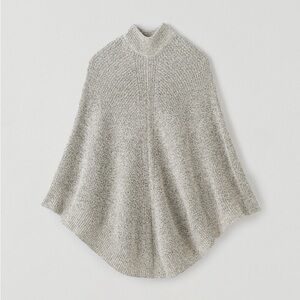 BNWT ROOTS Snowy Fox Poncho in Heathered Gray